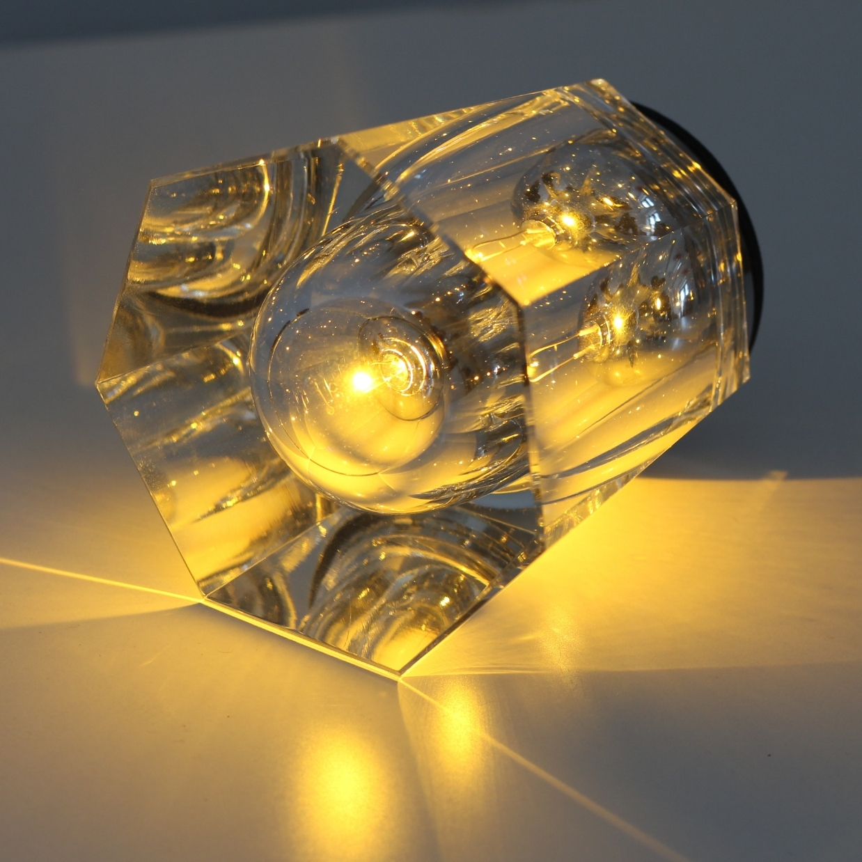 Đèn Bàn Trang Trí Quán Bar HUTA Light For Life Mã PLCOC