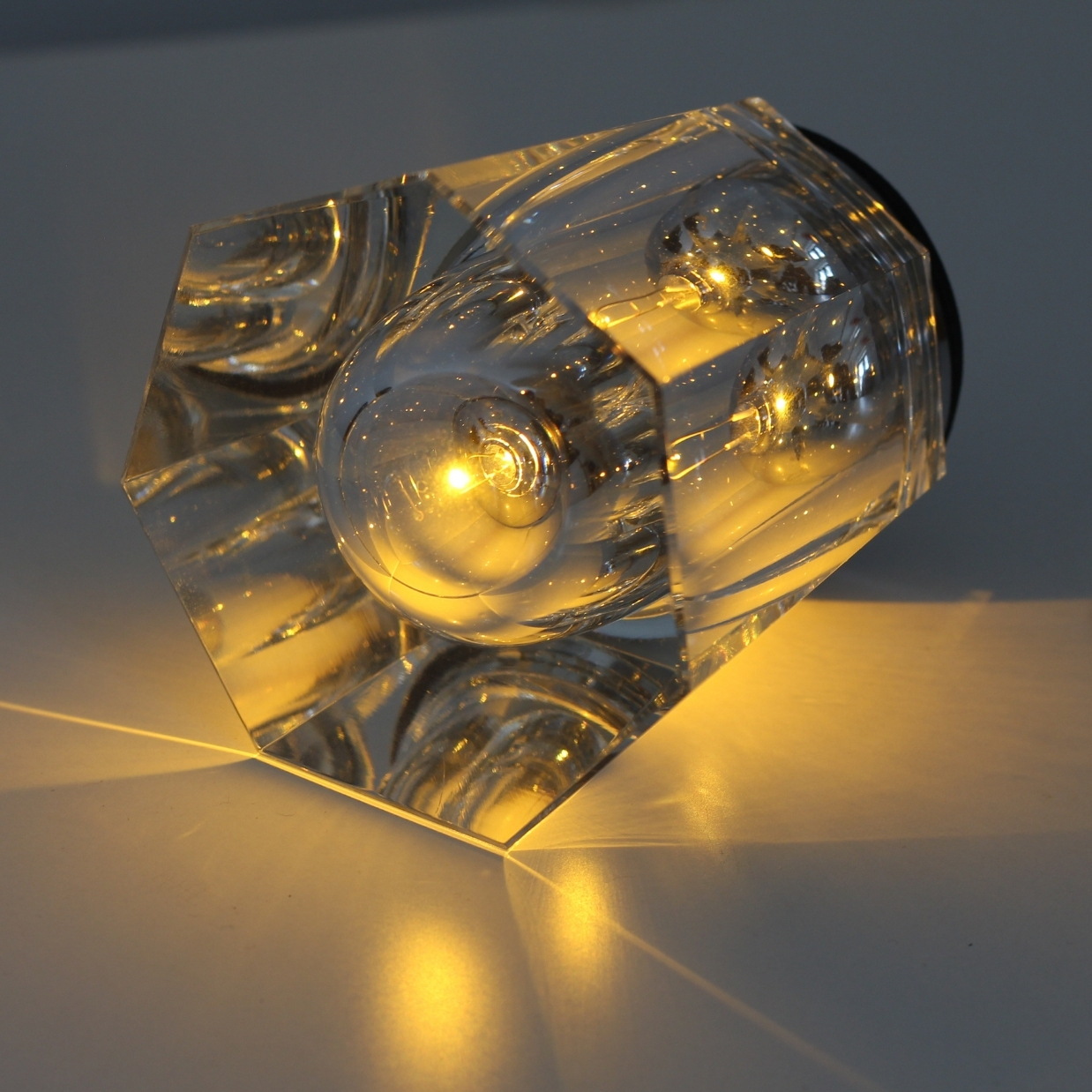 Đèn Bàn Trang Trí Quán Bar HUTA Light For Life Mã PLCOC