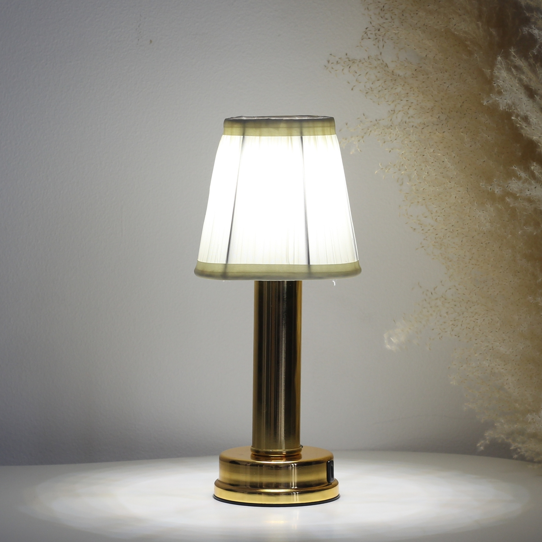 Đèn Bàn Trang Trí Quán Bar HUTA Light For Life Mã RESBED1