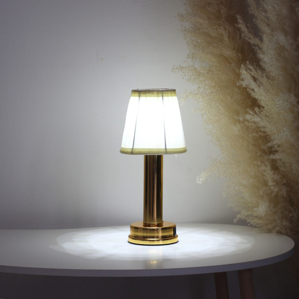 Đèn Bàn Trang Trí Quán Bar HUTA Light For Life Mã RESBED1