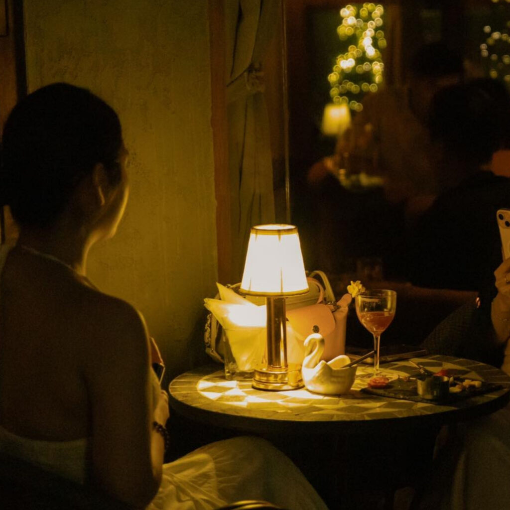 Đèn Bàn Trang Trí Quán Bar HUTA Light For Life Mã RESBED1