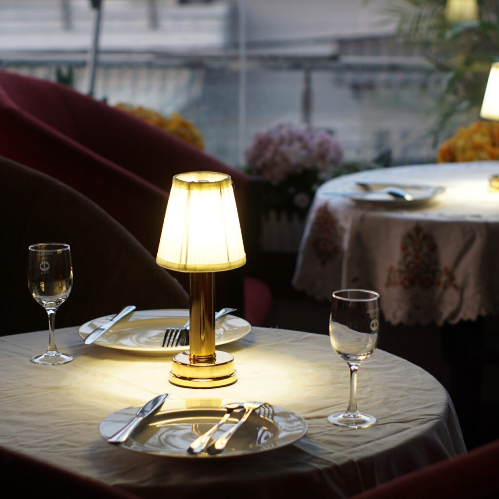 Đèn Bàn Trang Trí Quán Bar HUTA Light For Life Mã RESBED1