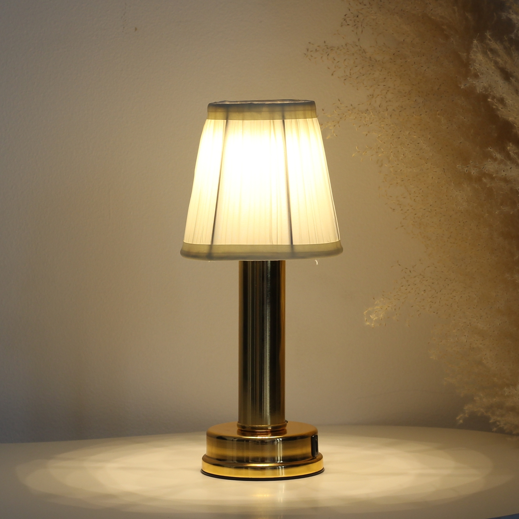 Đèn Bàn Trang Trí Quán Bar HUTA Light For Life Mã RESBED1