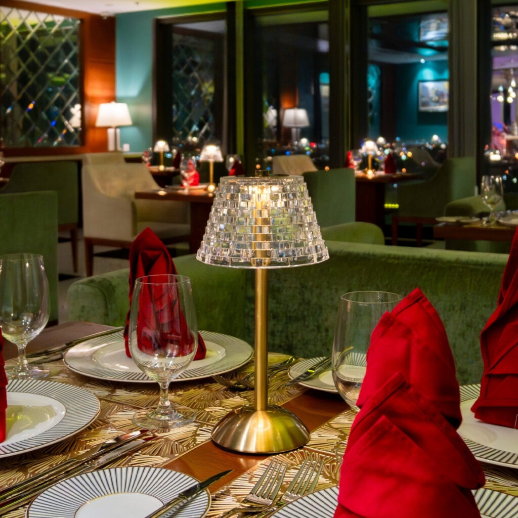 Đèn Bàn Trang Trí Nhà Hàng HUTA Light For Life Mã RESBED3