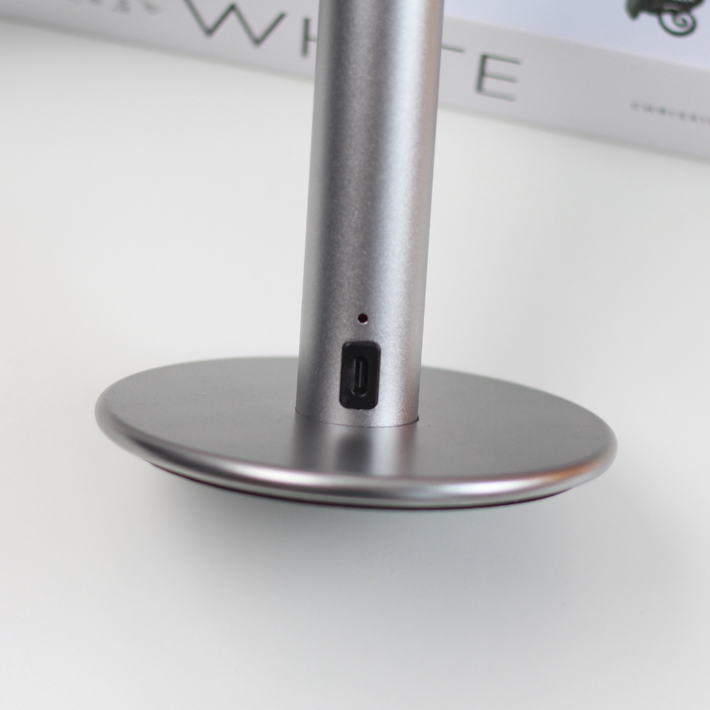 Đèn bàn decor tích điện HUTA Light For Life mã RESBED4