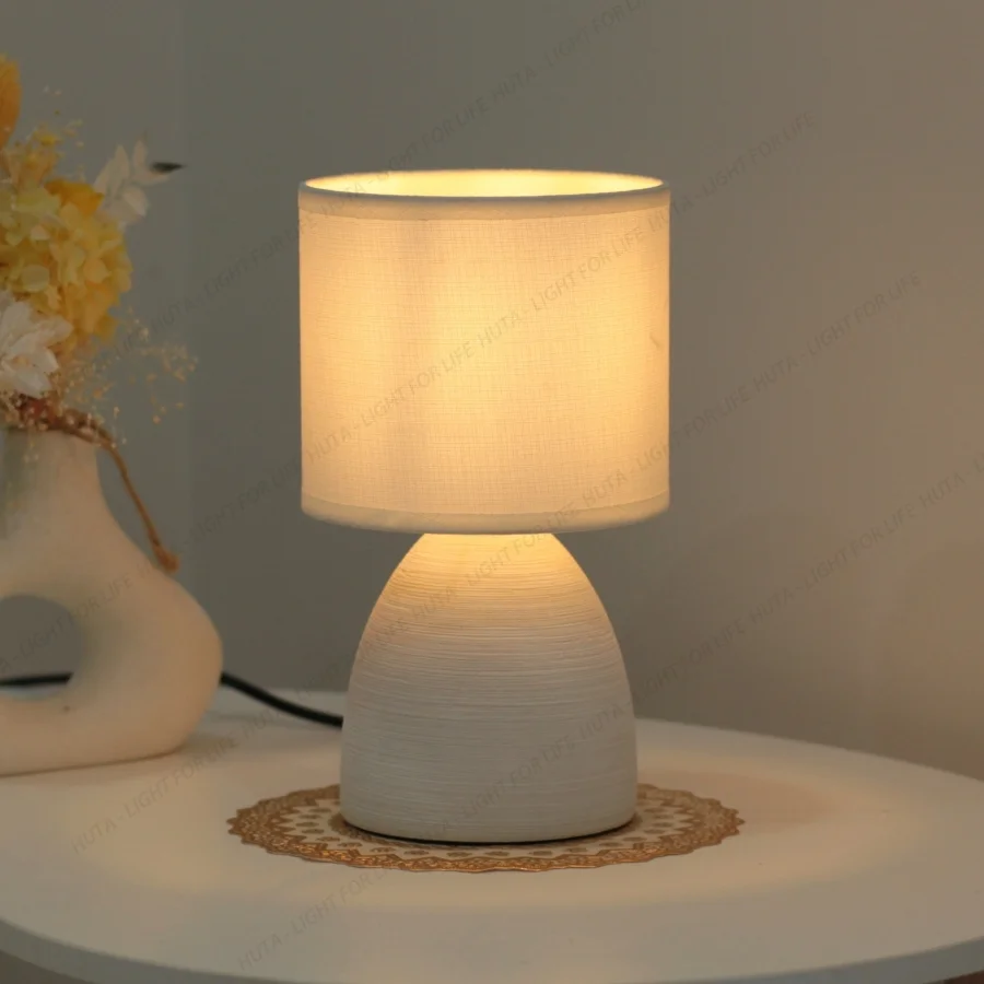 Vai trò của đèn ngủ để bàn khách sạn thân gốm mã S2 trong các mô hình lưu trú và phong cách không gian