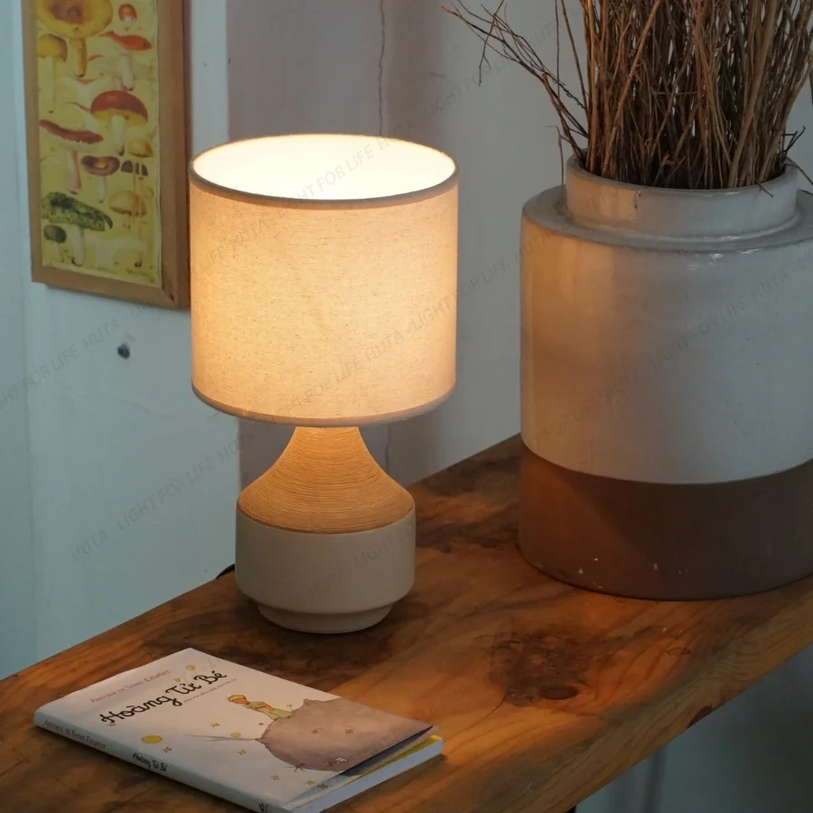 Vai trò của đèn ngủ để bàn khách sạn thân gốm mã S14 trong các mô hình lưu trú và phong cách không gian