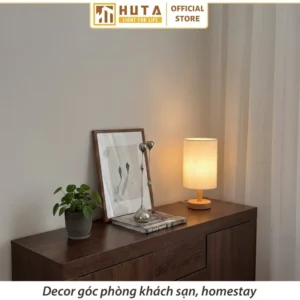 Đèn Ngủ Để Bàn Khách Sạn, Tab Đầu Giường HUTA Light For Life Phong Cách Vintage Thân Gỗ Mã G1