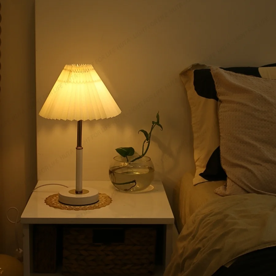 Ứng dụng của đèn ngủ để bàn khách sạn thân kim loại mã T9 và phong cách không gian