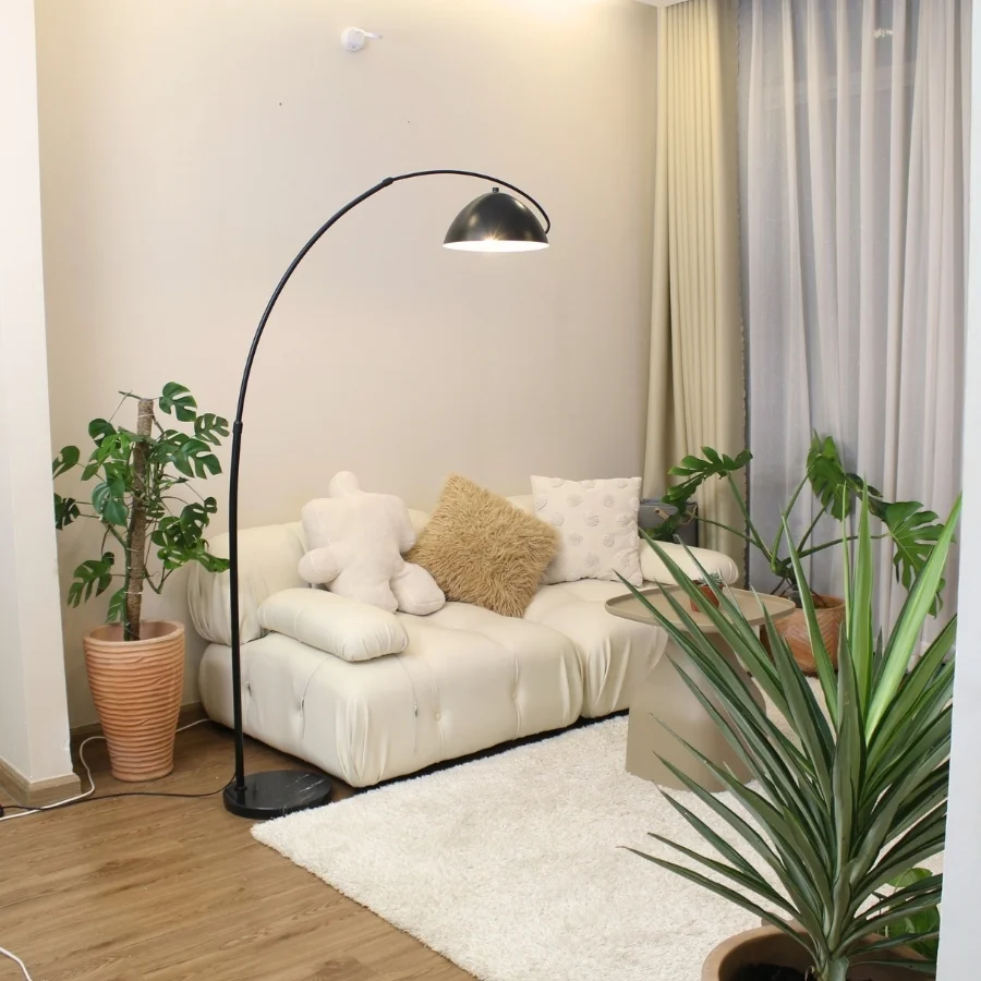 Đèn cây đứng dáng cong mã KC11 có thể trang trí ở các vị trí nào?